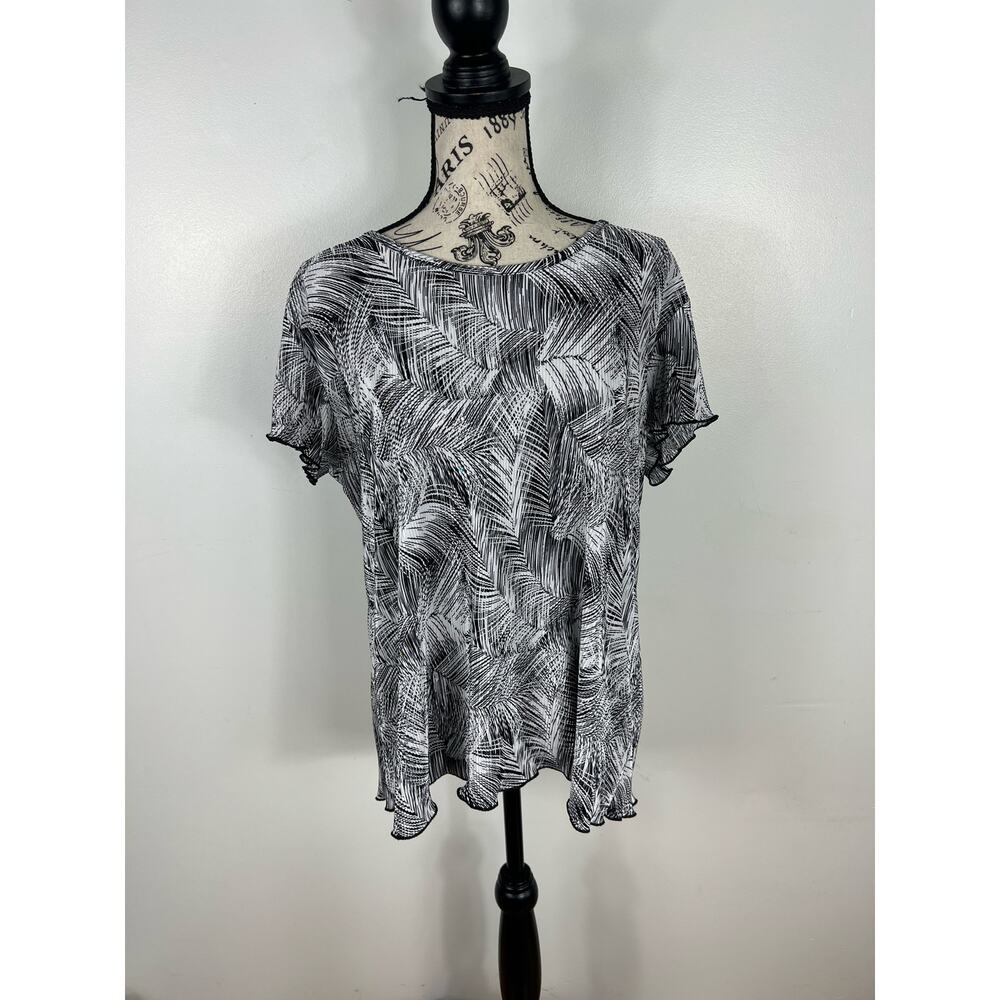 Dressbarn Black and white lightweight short sleeve blouse with sequins